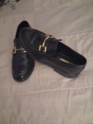 Zapatos Gracel negros con hebilla dorada