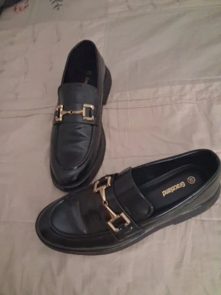 Zapatos Gracel negros con hebilla dorada