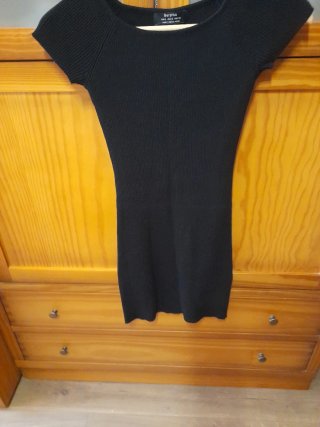 Vestido Bershka negro manga corta talla S.