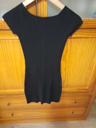 Vestido Bershka negro manga corta talla S.