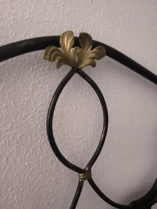 Cabecero de forja negro y dorado