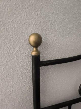 Cabecero de forja negro y dorado
