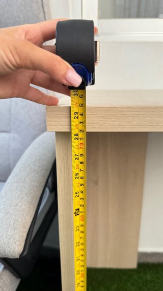 Escritorio de madera color marrón