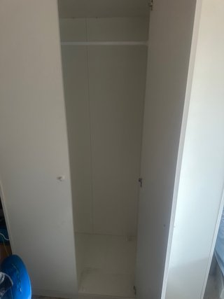 Armario blanco de tres puertas de ikea