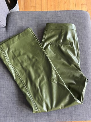 Pantalón efecto piel verde Zara Talla L