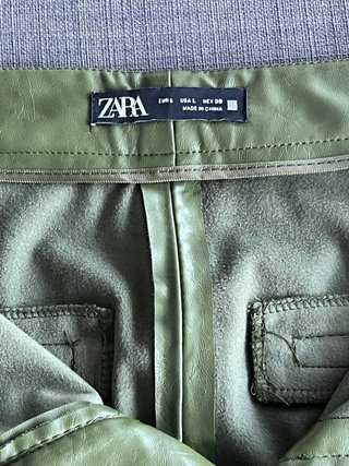 Pantalón efecto piel verde Zara Talla L