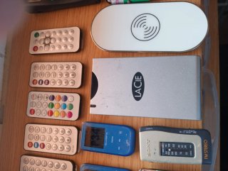 Mandos a distancia y varios gadgets electrónicos.