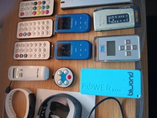Mandos a distancia y varios gadgets electrónicos.