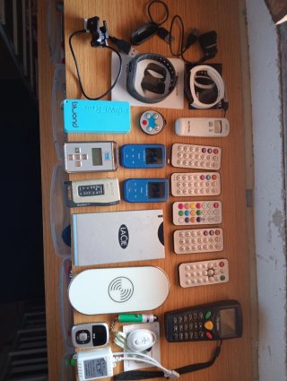 Mandos a distancia y varios gadgets electrónicos.