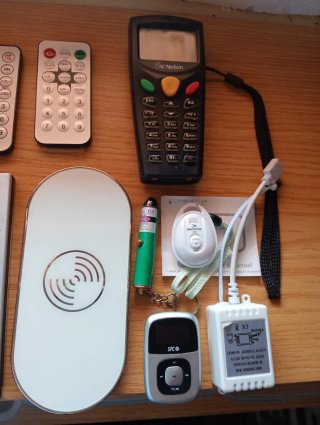 Mandos a distancia y varios gadgets electrónicos.