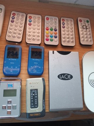 Mandos a distancia y varios gadgets electrónicos.