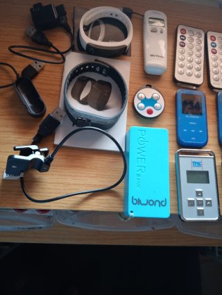 Mandos a distancia y varios gadgets electrónicos.