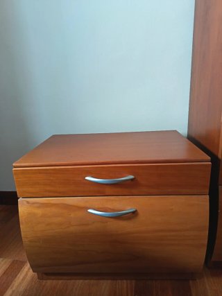 Cómoda 5 cajones y 2 mesitas de noche
