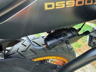 Voge 900 DSX Negra y Dorada