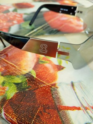 Occhiali da sole neri e argento