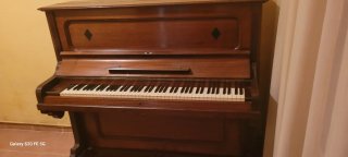 Elegante piano vertical Cussó
