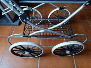 Carrito de muñecas azul y morado