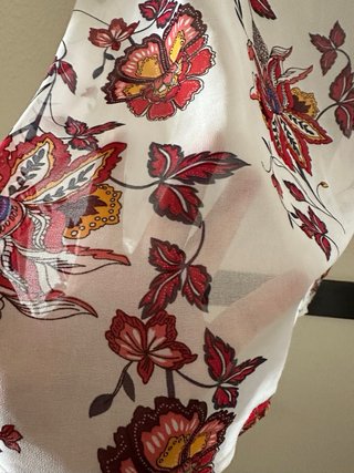 Blusa floral blanca y roja