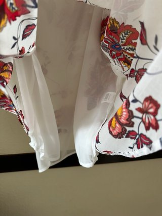 Blusa floral blanca y roja