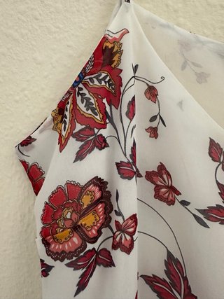 Blusa floral blanca y roja
