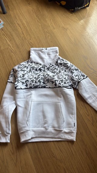 Sudadera cuello alto estampado camuflaje