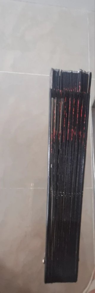 Abanico negro pintado a mano con detalles rojos