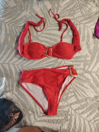 Bikini rojo con detalle dorado