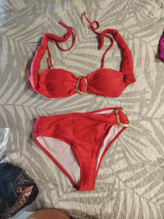 Bikini rojo con detalle dorado