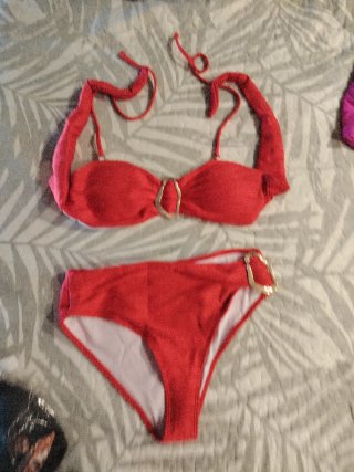 Bikini rojo con detalle dorado