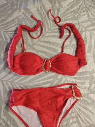 Bikini rojo con detalle dorado