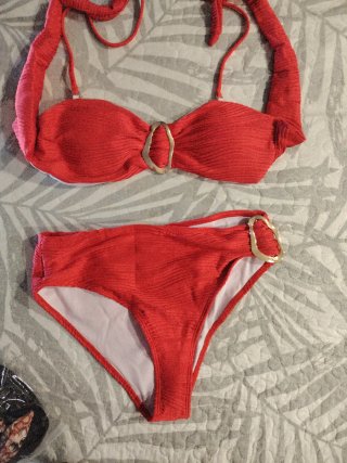Bikini rojo con detalle dorado