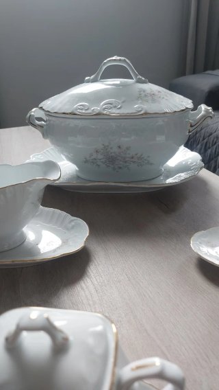 Vajilla de porcelana blanca y dorada