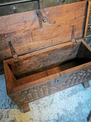 Baúl antiguo de madera tallada