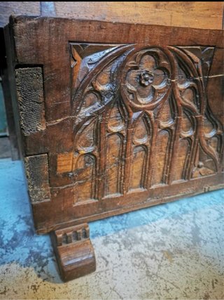Baúl antiguo de madera tallada