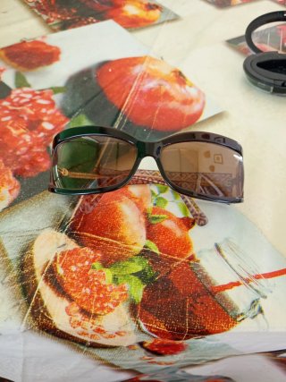 Occhiali da sole neri e marroni
