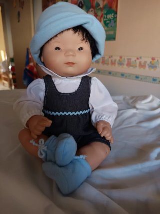 Muñeco bebé estilo asiático con gorro