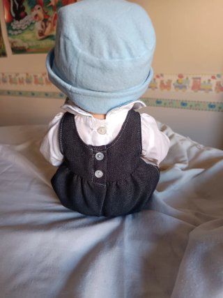 Muñeco bebé estilo asiático con gorro