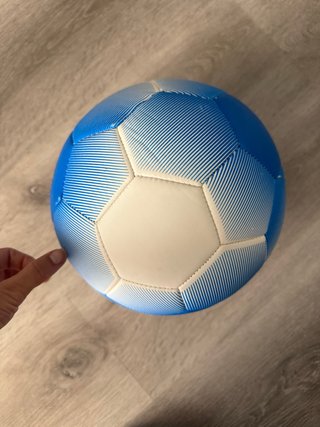 Pelota de fútbol azul y blanca