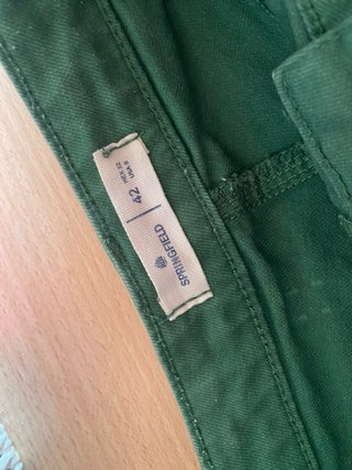 Vaqueros cortos verdes desgastados