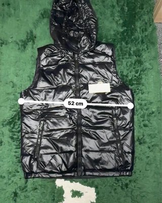 Chaleco negro con capucha Talla S
