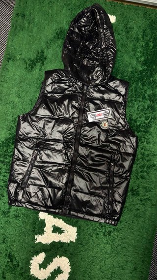 Chaleco negro con capucha Talla S