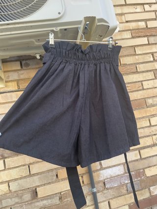 Short negro tipo falda con lazada – Nuevo