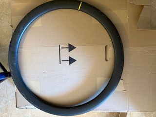 Ruota Mavic in carbonio danneggiata