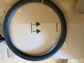 Ruota Mavic in carbonio danneggiata
