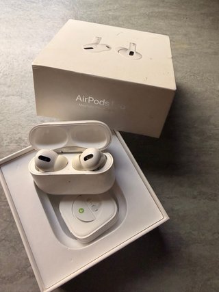 iPhone 12 con auricolari