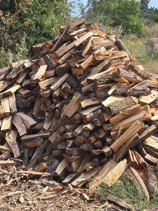 Leña picada para chimenea
