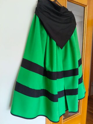 Falda y pañuelo Neska, "65 euros"