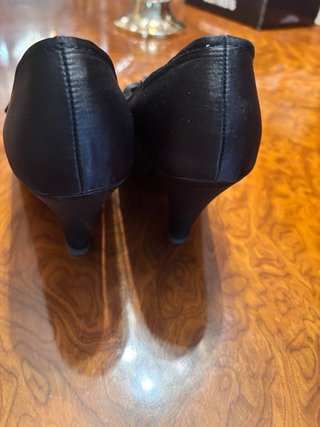 Zapatos de salón negros con lazo
