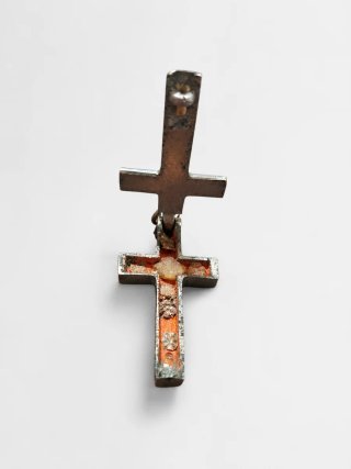 Crucifijo antiguo relicario con tierra sagrada