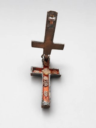 Crucifijo antiguo relicario con tierra sagrada